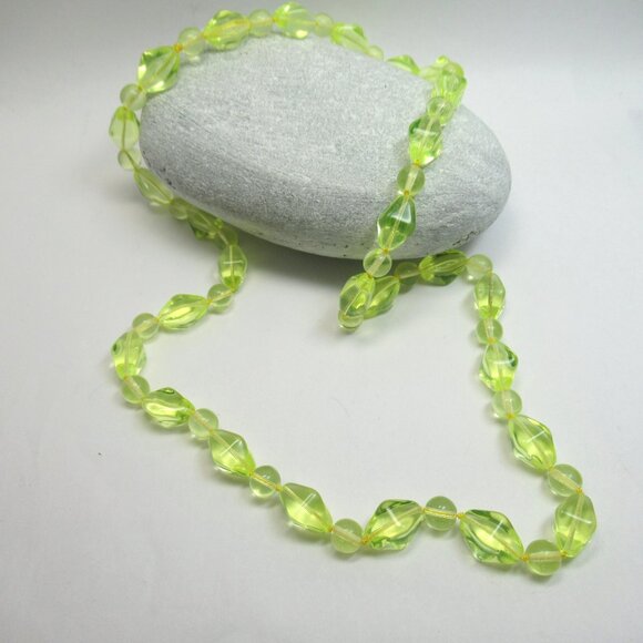 Uranium Glass vintage bead necklace - Picture 5 of 10